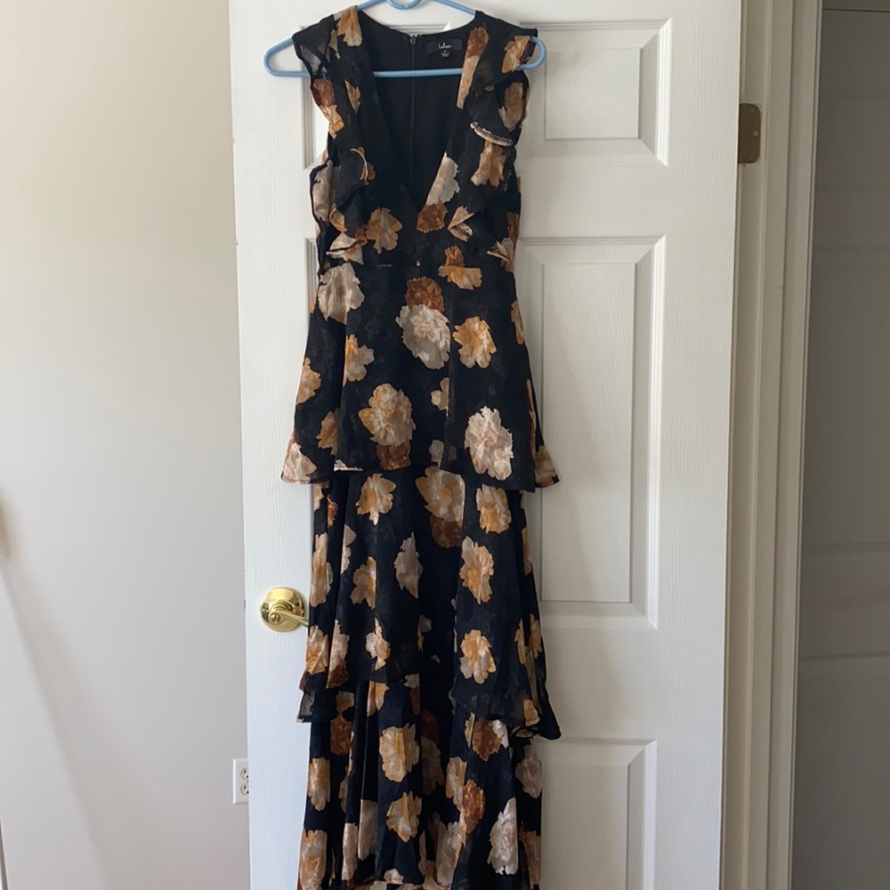 Lulus gorgeous tiered maxi dress size small- perfect for fall!